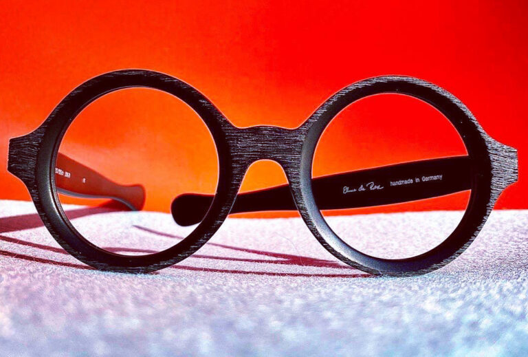 runde, schwarze Brille